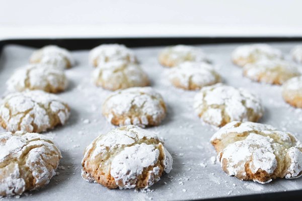 What Techniques Can Bake Perfect Italian Amaretti Cookies with Almond Flour?